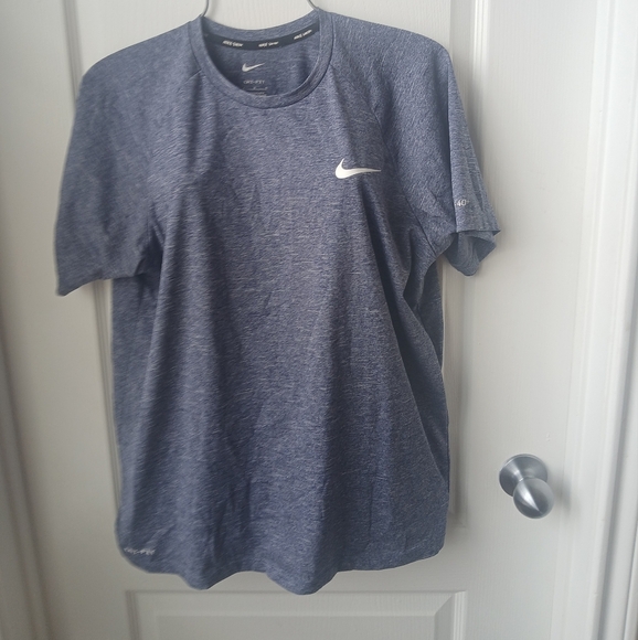 Nike Athletic Active Wear T-Shirt Medium - Picture 1 of 6